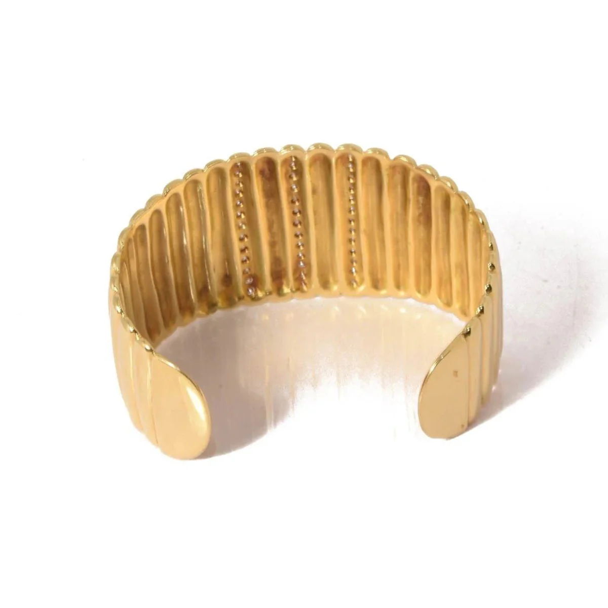 Bracelet Manchette en or jaune godronnée et diamants - Image 2