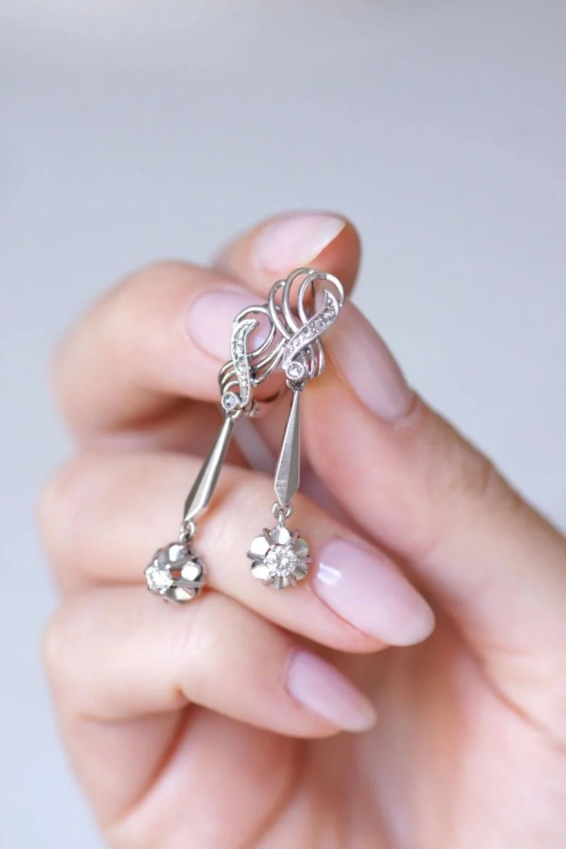 Longues boucles d'oreilles vintage pendantes, or blanc et diamants, années 60