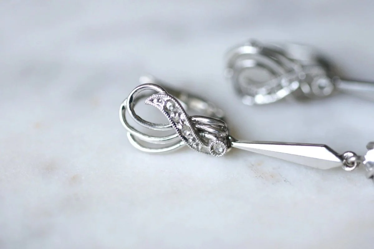 Longues boucles d'oreilles vintage pendantes, or blanc et diamants, années 60 - Image 5