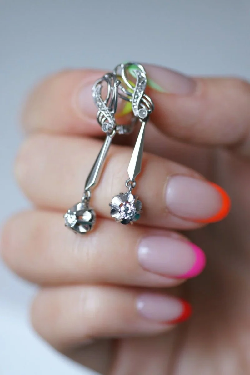 Longues boucles d'oreilles vintage pendantes, or blanc et diamants, années 60 - Image 6
