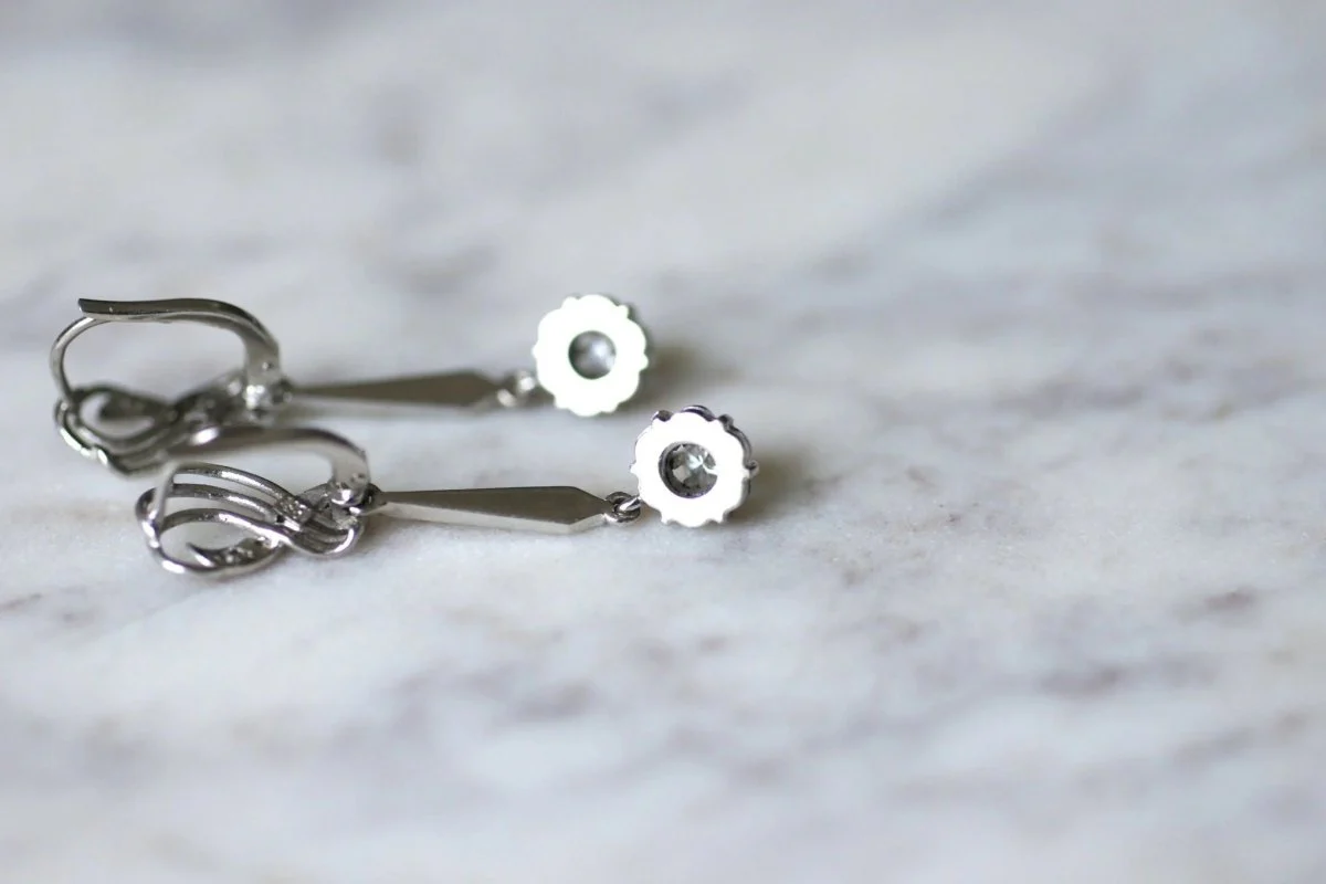 Longues boucles d'oreilles vintage pendantes, or blanc et diamants, années 60 - Image 8