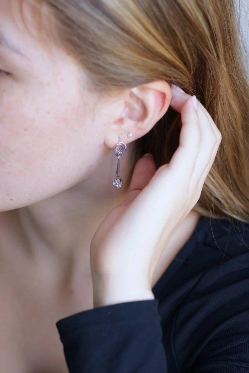 Longues boucles d'oreilles vintage pendantes, or blanc et diamants, années 60 - Image 9