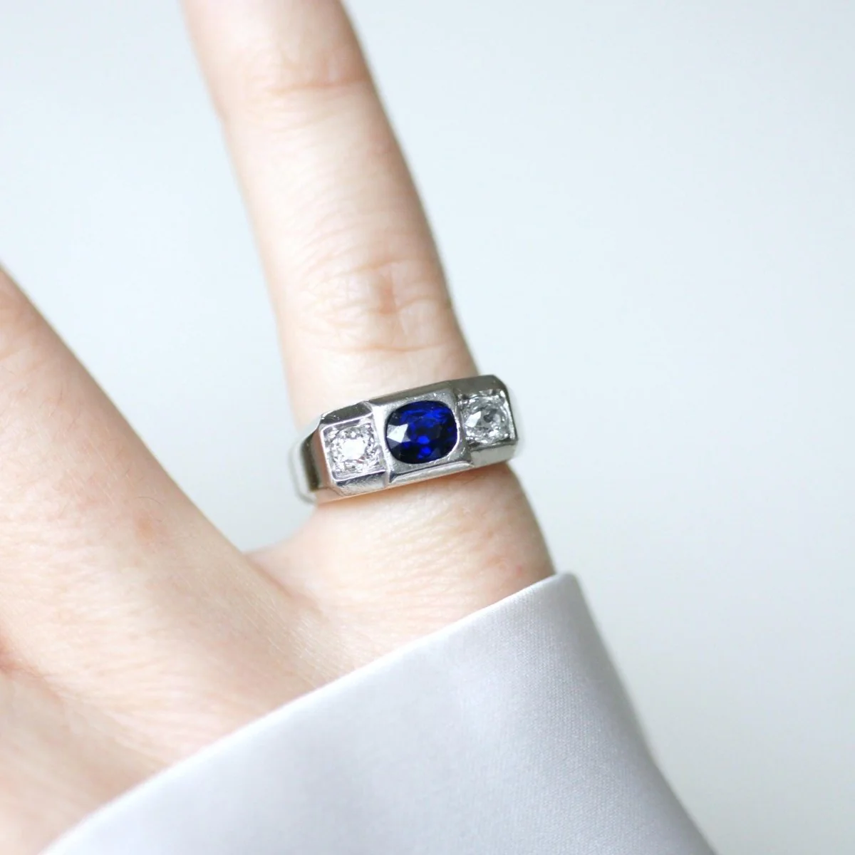 Bague Chevalière en platine, saphir, et diamants - Image 9