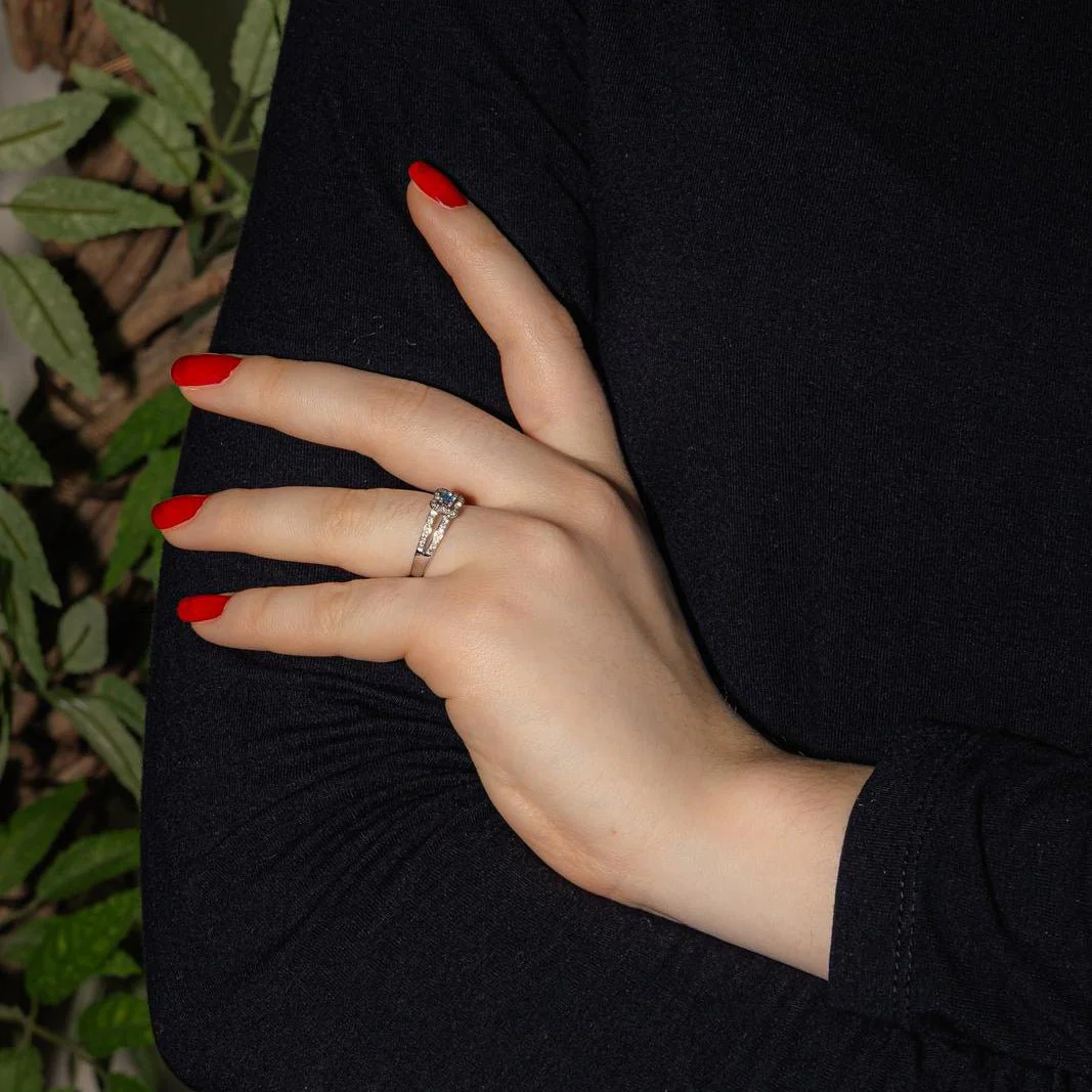 Bague Solitaire MAUBOUSSIN "Chance of Love" en or blanc, saphir et diamants - Image 2