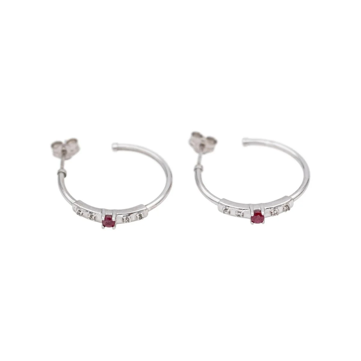 Boucles d'oreilles Créoles MAUBOUSSIN "Capsule d'émotions" en or blanc, rubis et diamants - Image 6