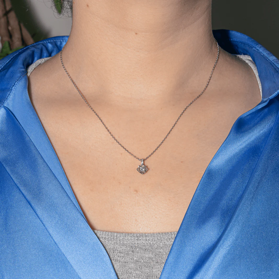 Collier Pendentif MAUBOUSSIN "Ma Reine d'Amour N°2" en or blanc et diamants - Image 2