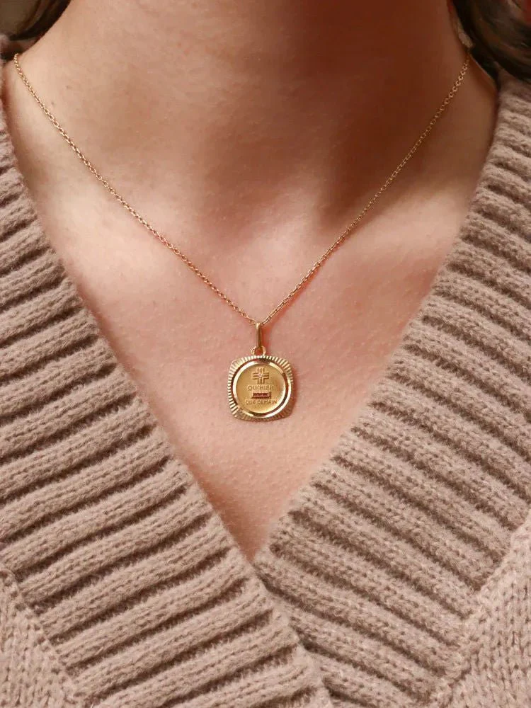 Médaille amour Augis carrée Plus qu'hier moins que demain or jaune diamant rubis - Image 2