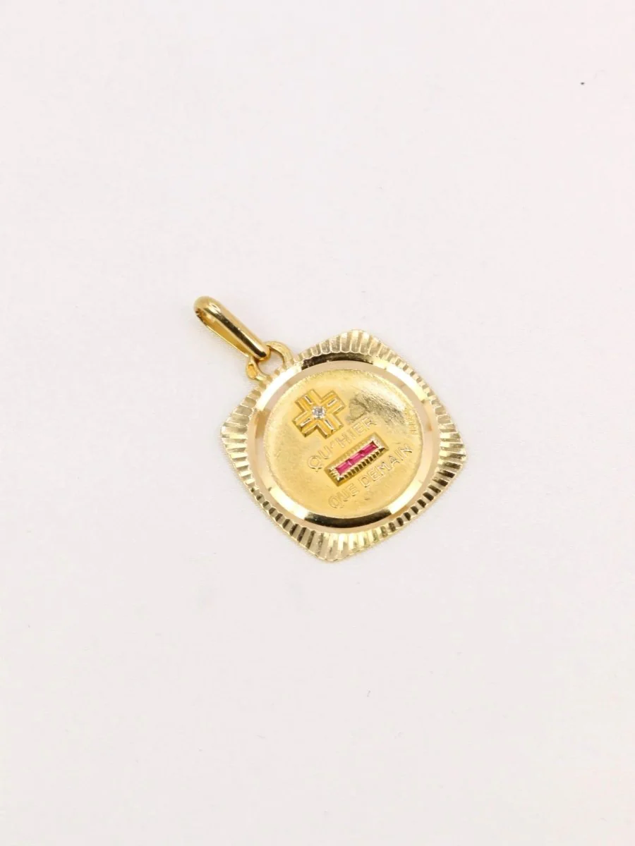 Médaille amour Augis carrée Plus qu'hier moins que demain or jaune diamant rubis - Image 3