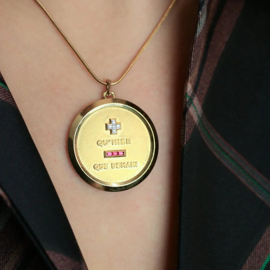 Médaille AUGIS "Plus qu'hier, moins que demain" en or jaune, rubis et diamants - Image 2