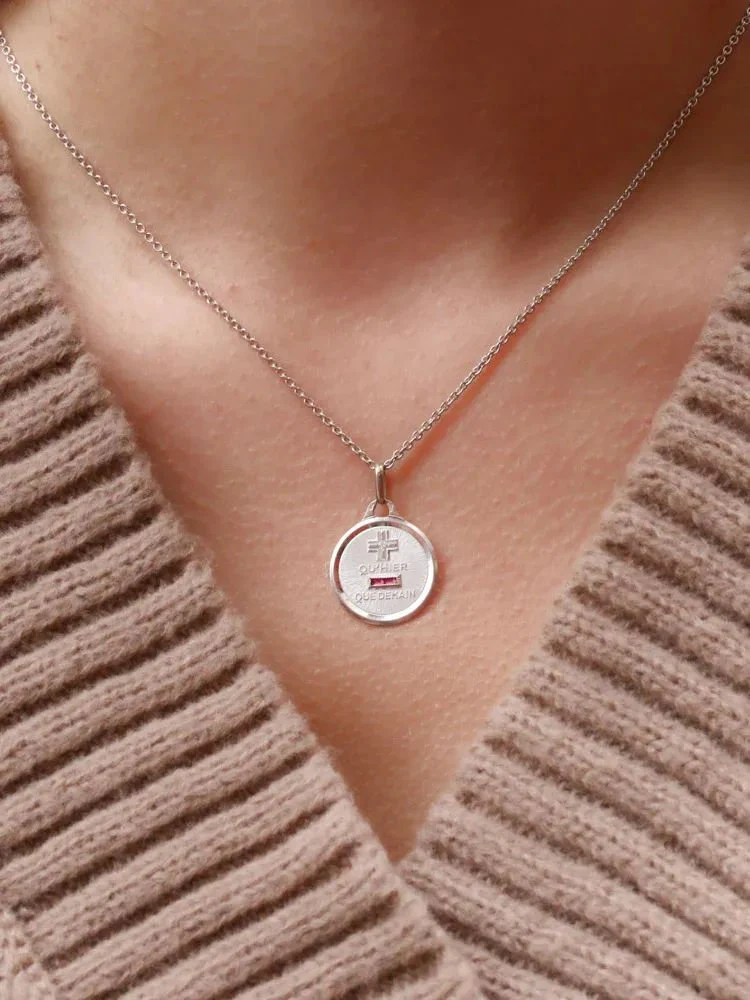 Médaille amour Augis ronde Plus qu'hier moins que demain or blanc diamant rubis - Image 2