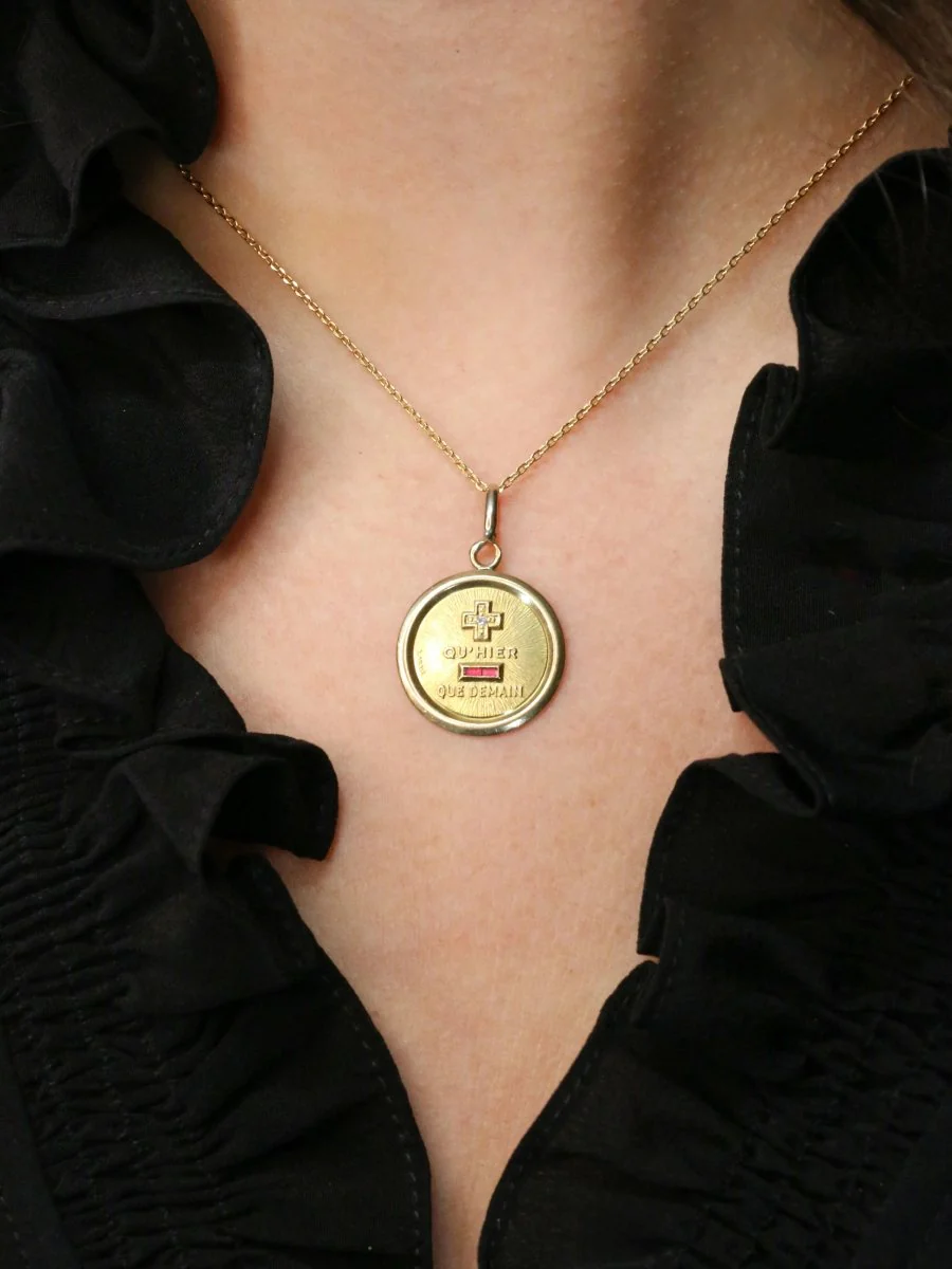 Médaille amour Augis ronde Plus qu'hier moins que demain or jaune diamant rubis - Image 2