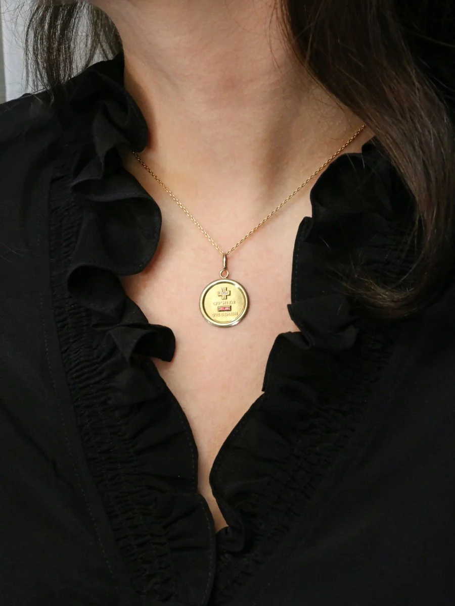 Médaille amour Augis ronde Plus qu'hier moins que demain or jaune diamant rubis - Image 5