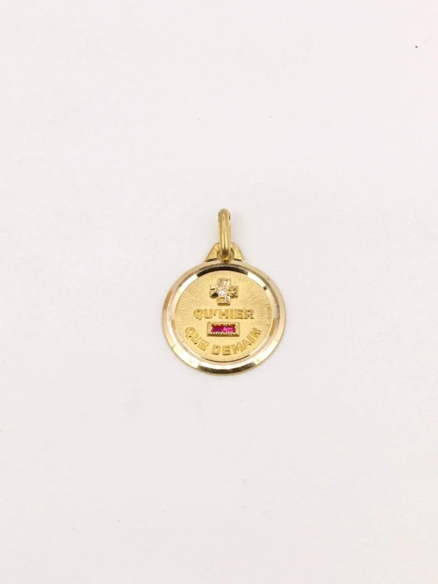 Médaille amour Augis ronde Plus qu'hier moins que demain or jaune diamant rubis
