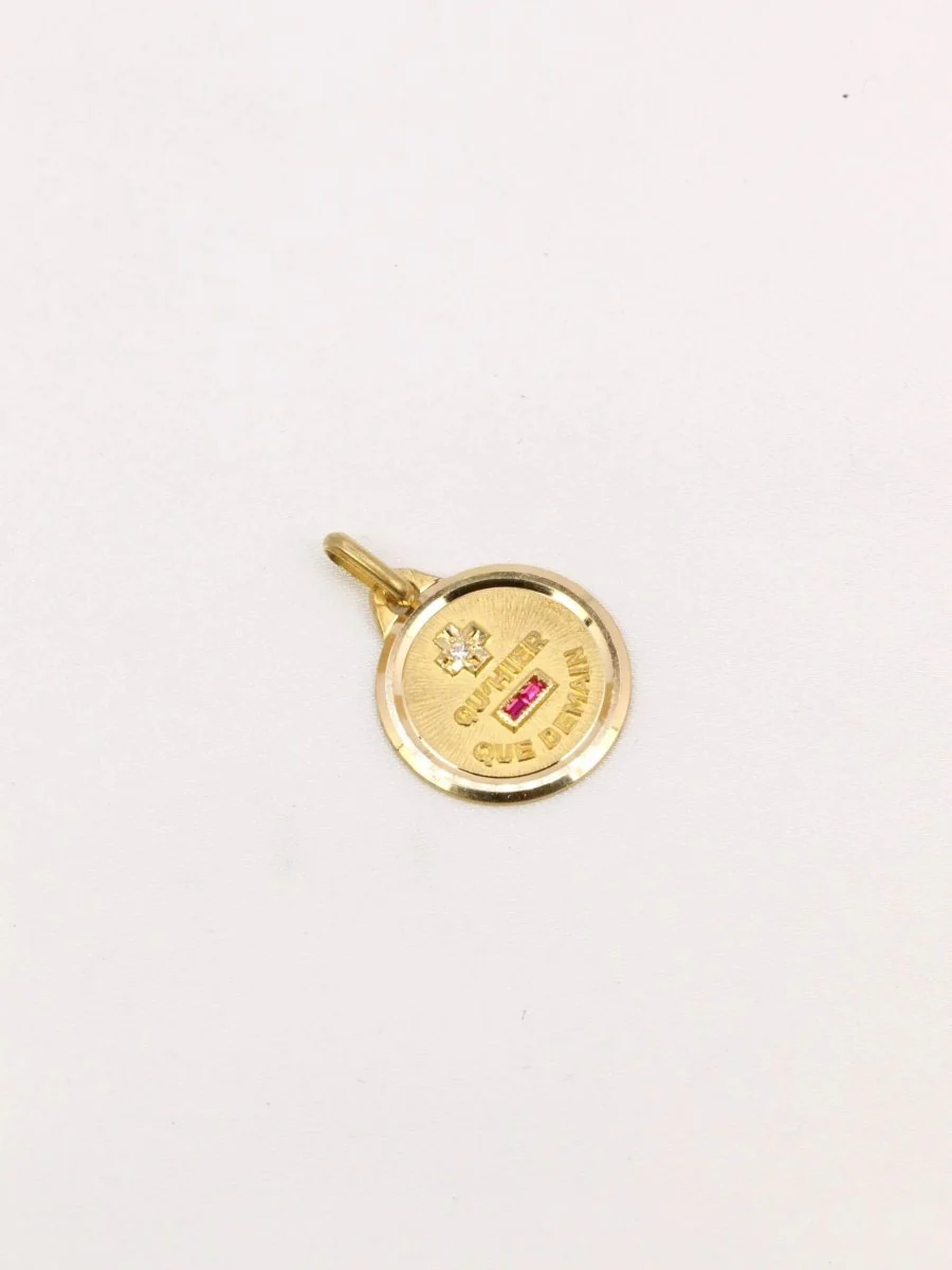 Médaille amour Augis ronde Plus qu'hier moins que demain or jaune diamant rubis - Image 3