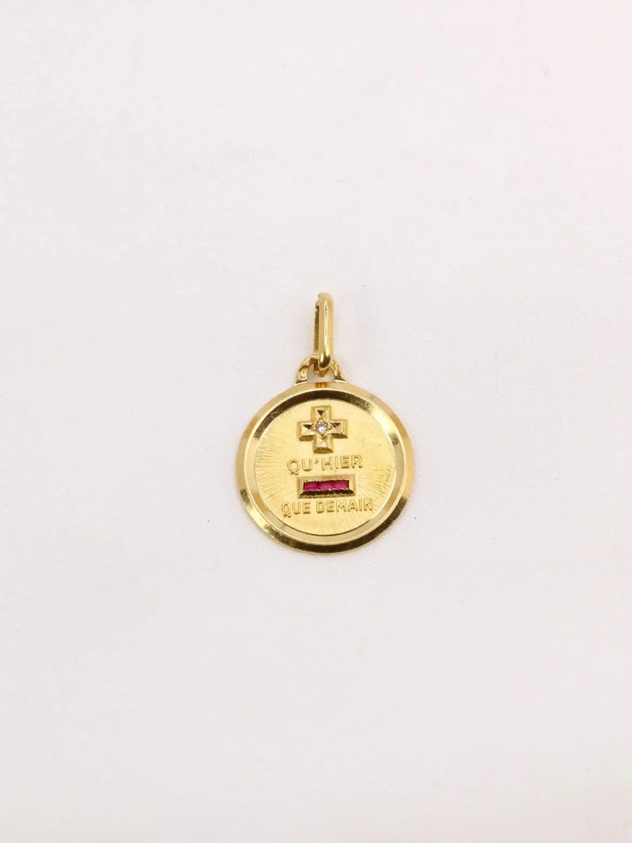 Médaille amour Augis ronde Plus qu'hier moins que demain or jaune diamant rubis