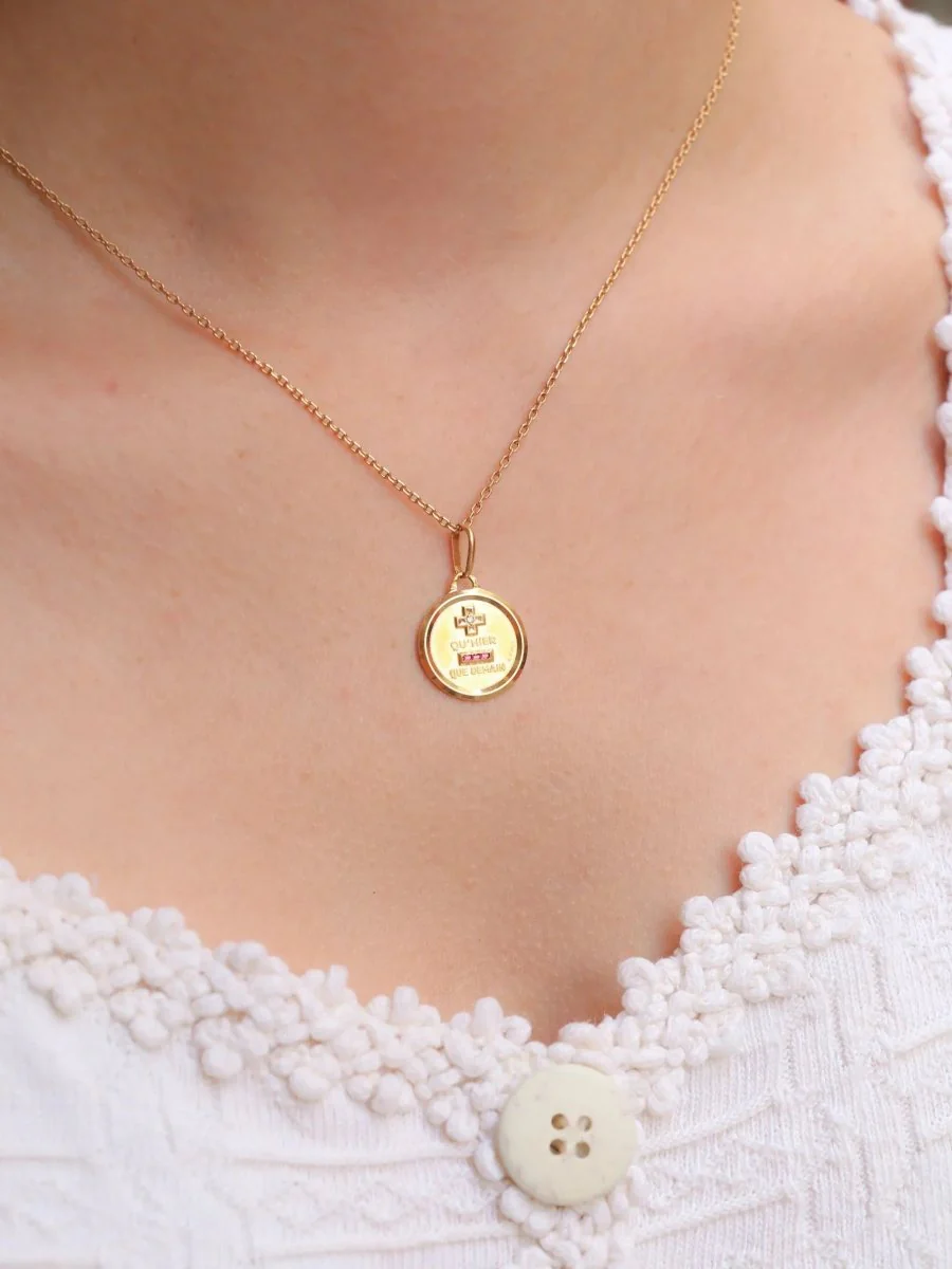 Médaille amour Augis ronde Plus qu'hier moins que demain or jaune diamant rubis - Image 2