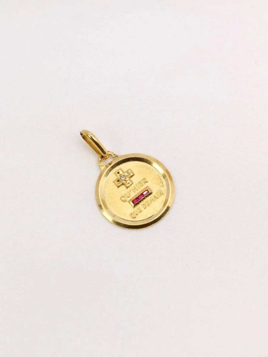 Médaille amour Augis ronde Plus qu'hier moins que demain or jaune diamant rubis - Image 4