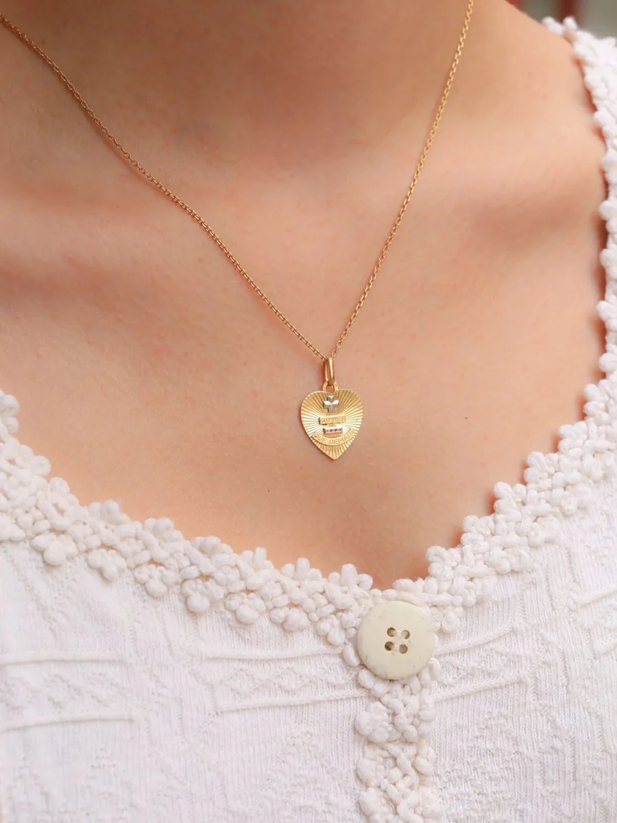 Médaille amour AUGIS coeur strié Plus qu'hier moins que demain or jaune rubis - Image 2
