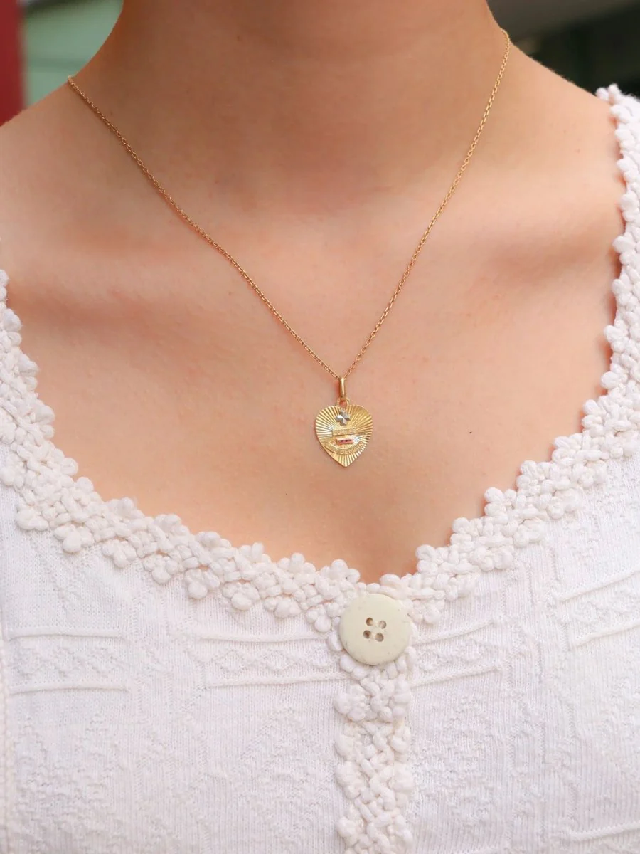 Médaille amour AUGIS coeur strié Plus qu'hier moins que demain or jaune rubis - Image 6