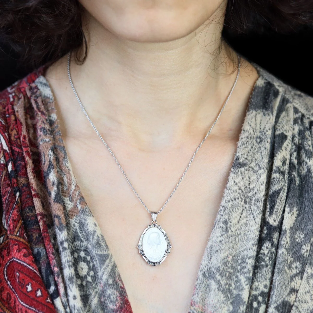 Collier Pendentif en or blanc, nacre et diamants - Image 2