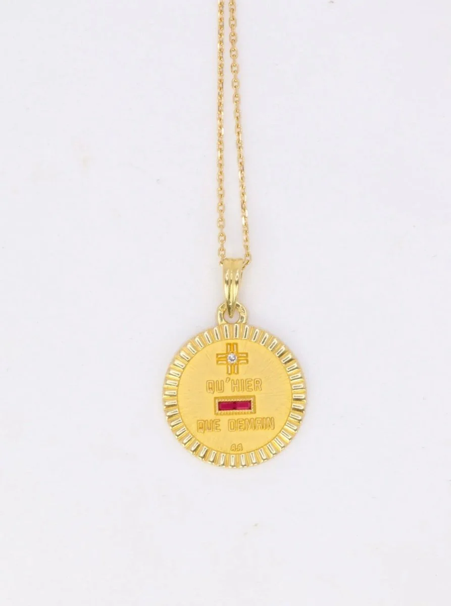 Médaille amour Augis ronde en or et diamant, Plus qu’hier moins que demain - ca 1980