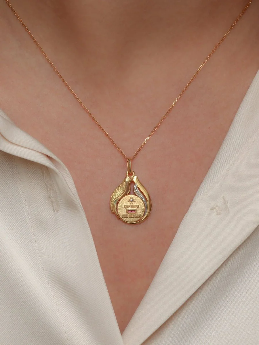 Médaille Augis Colombe en or, diamant et rubis, Plus qu’hier moins que demain - ca 1980 - Image 2