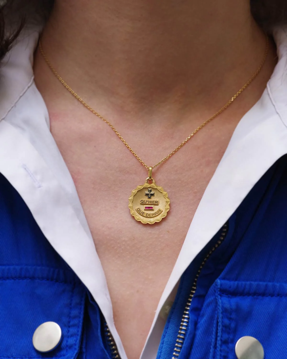 Médaille AUGIS en or jaune, or blanc et rubis - Image 2