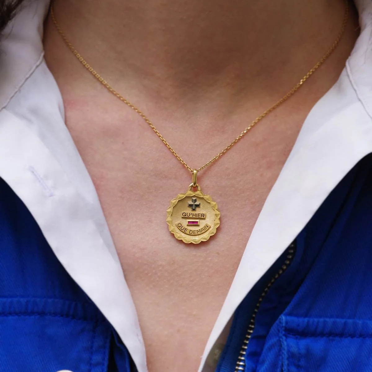Médaille AUGIS en or jaune, or blanc et rubis - Image 5