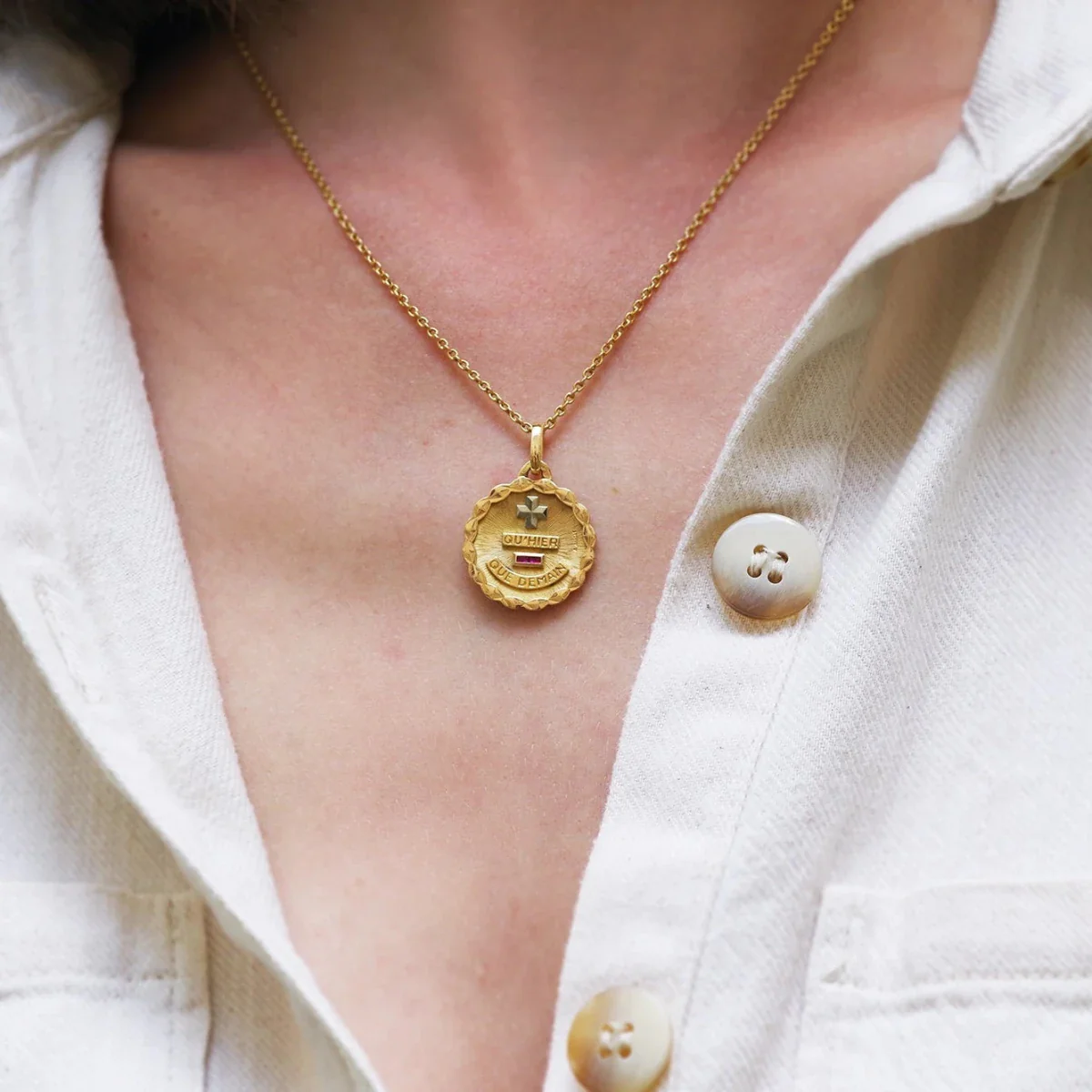 Médaille AUGIS en or jaune, or blanc et rubis - Image 2