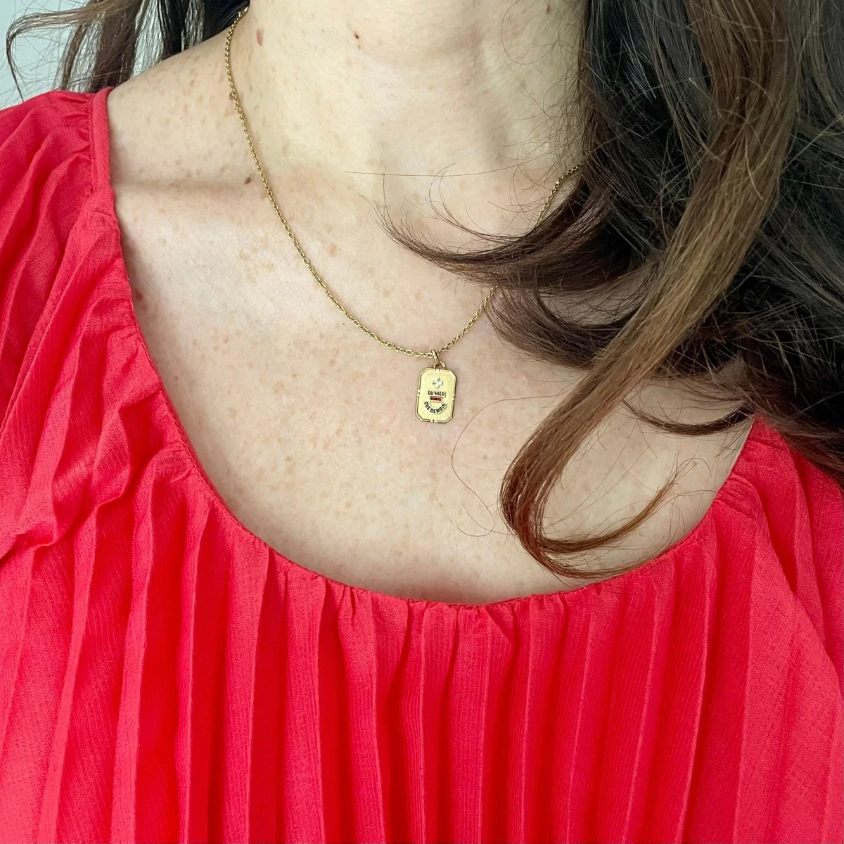Médaille AUGIS "+ plus qu'hier - que demain" en or jaune, émail et rubis - Image 2