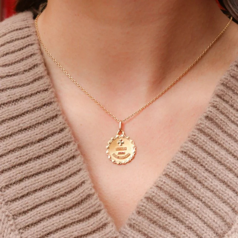 Médaille amour Augis ronde Plus qu’hier moins que demain or jaune rubis - Image 2