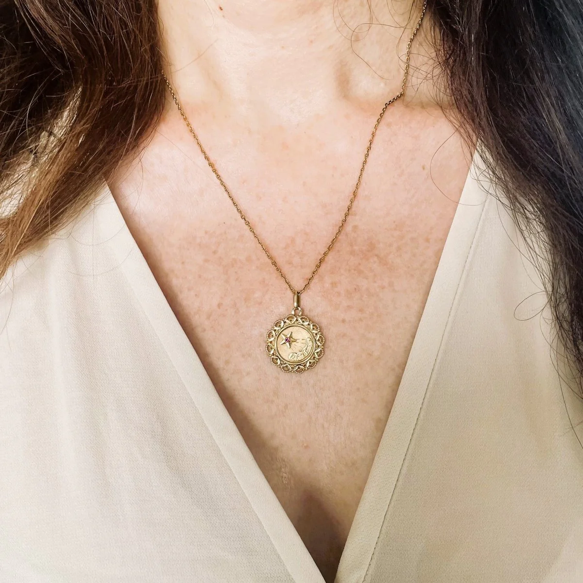 Médaille en or jaune et rubis - Image 2