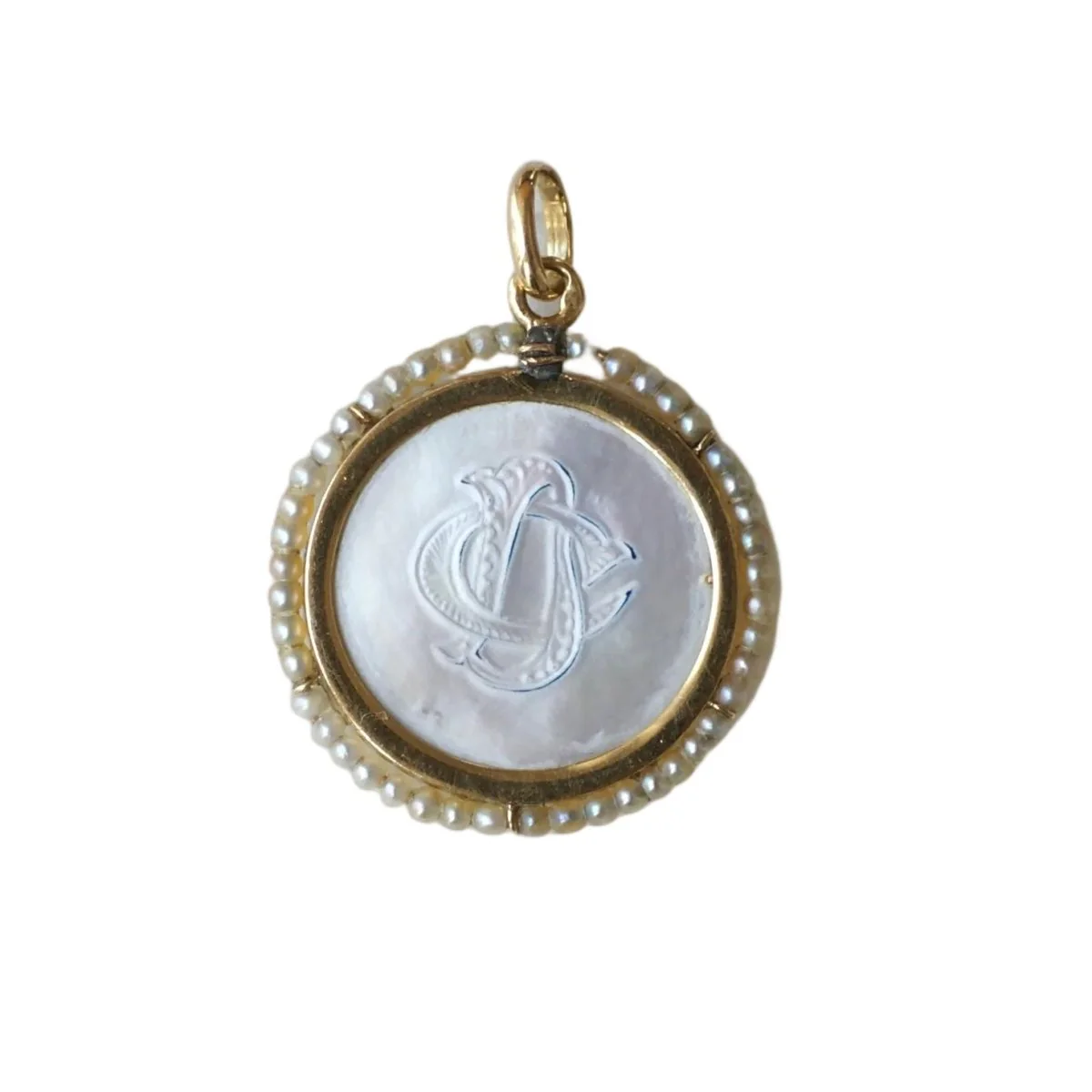 Médaille en or jaune, nacre et perles - Image 3