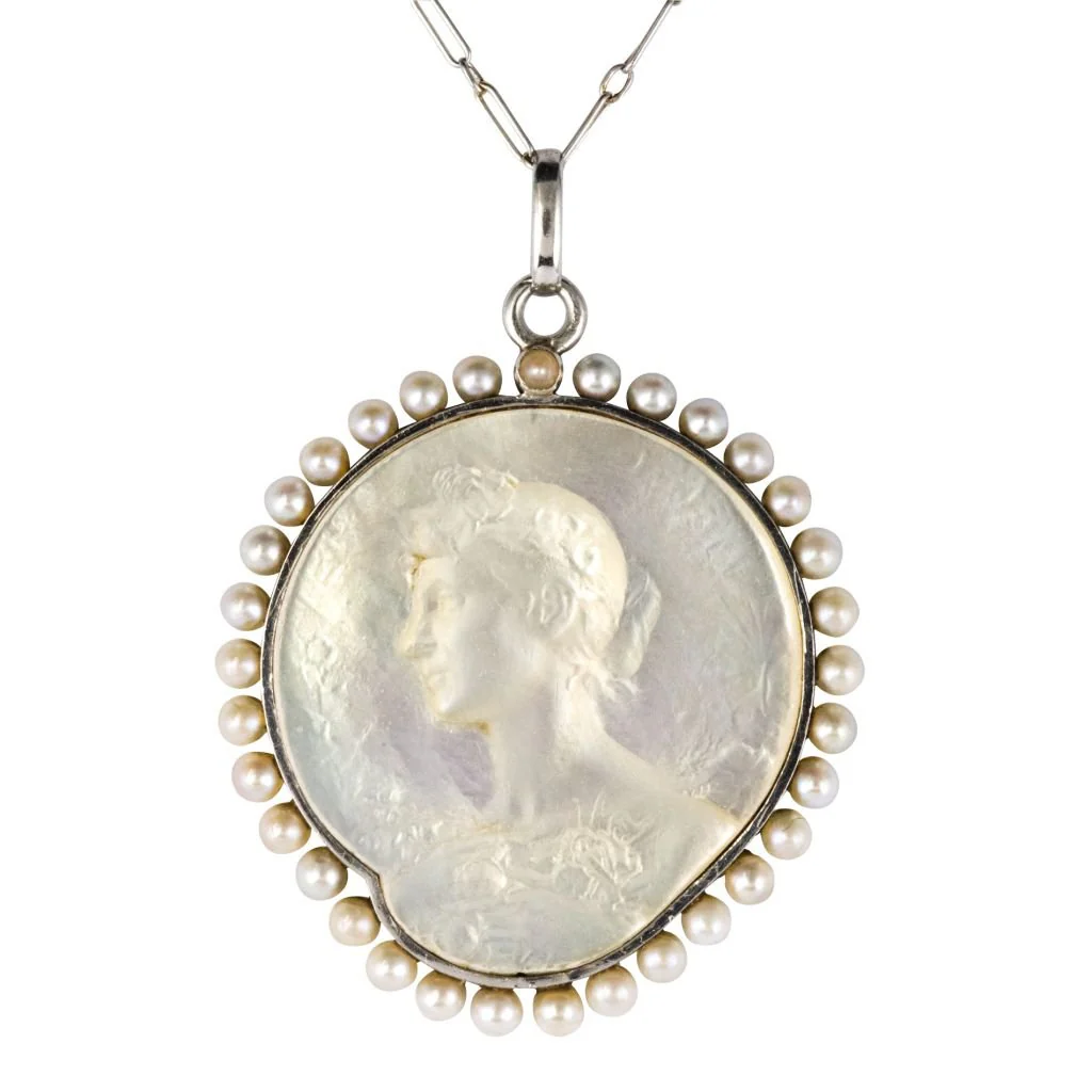 Collier Pendentif en platine, nacre et perles