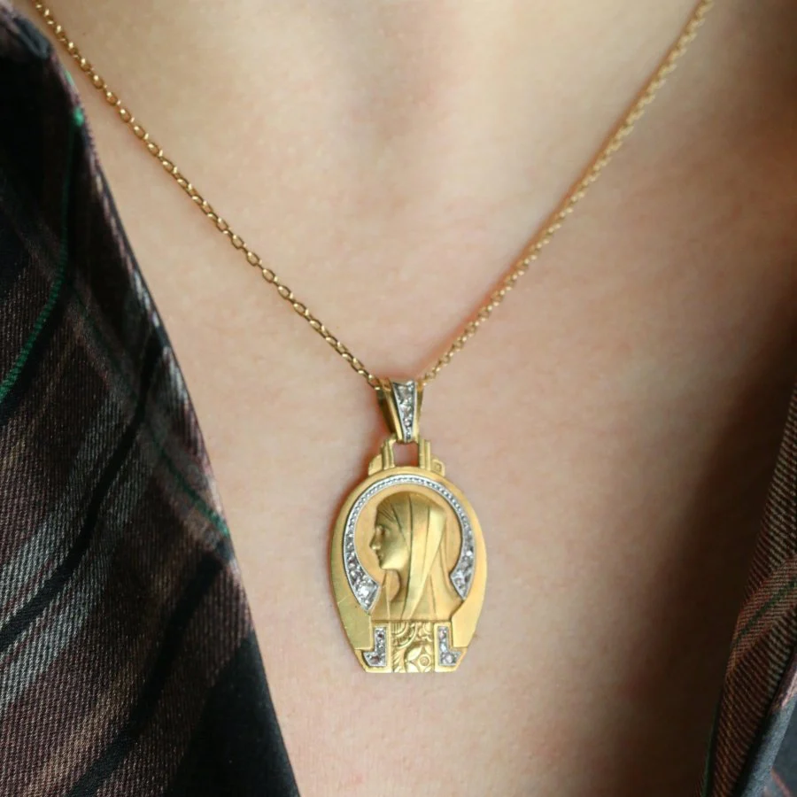 Médaille religieuse Art Deco Vierge de profil or jaune diamants taille rose - Image 2