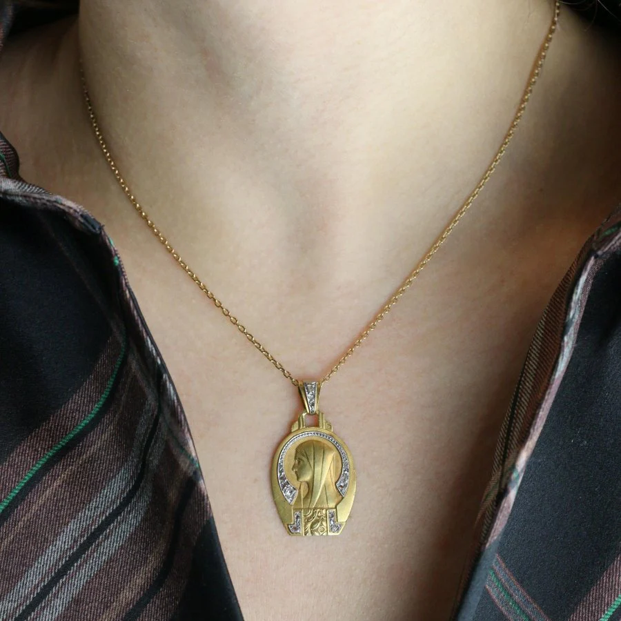 Médaille religieuse Art Deco Vierge de profil or jaune diamants taille rose - Image 5