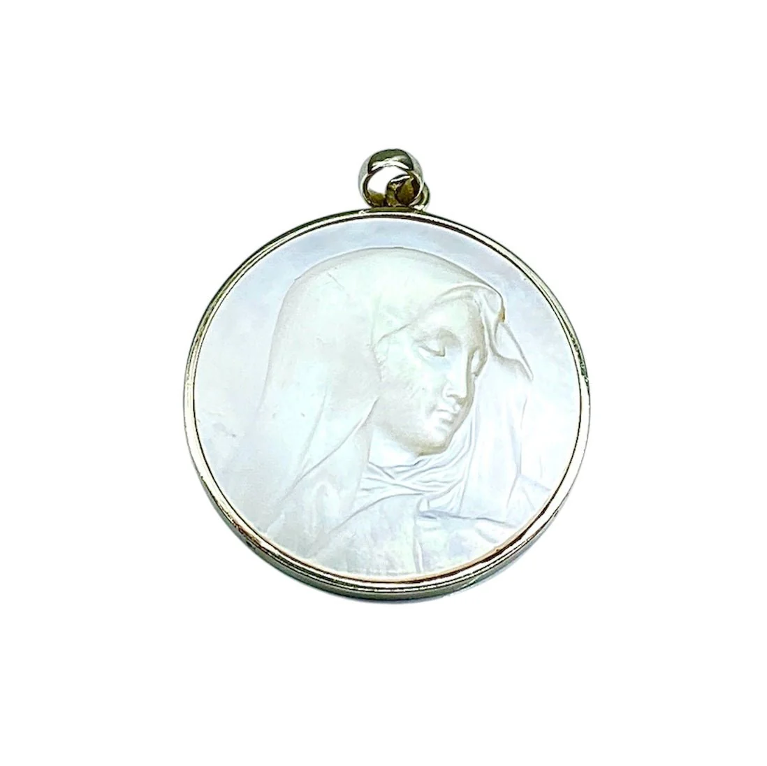 Médaille en or blanc et nacre