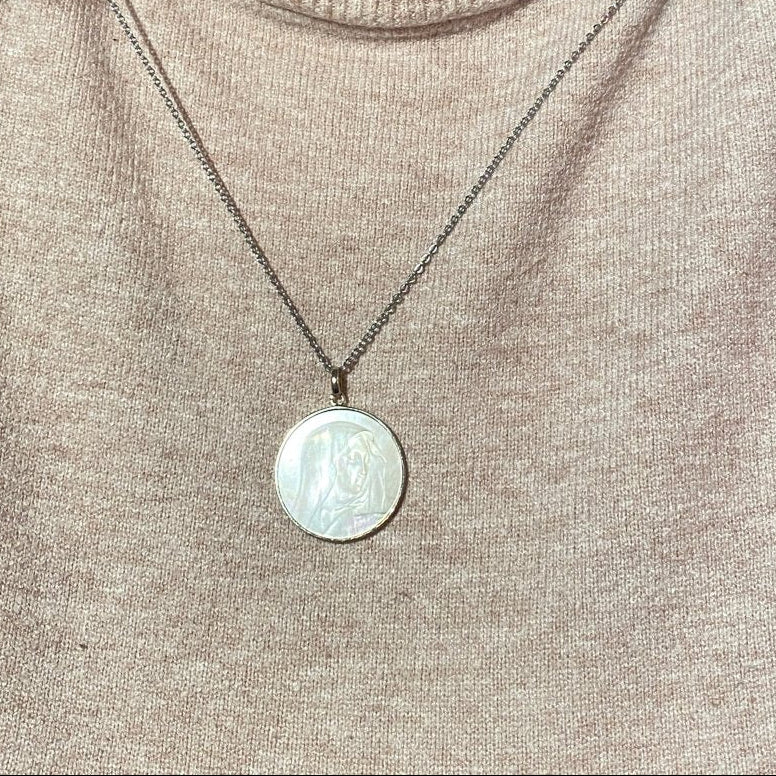 Médaille en or blanc et nacre - Image 2