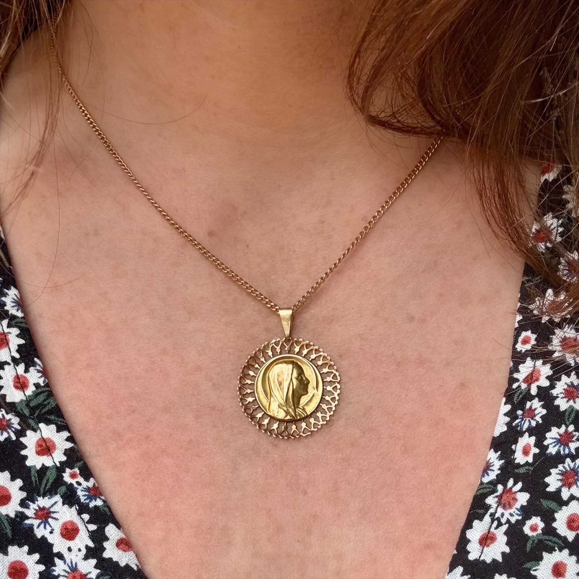 Pendentif Vierge Marie rosace en or jaune - Image 2
