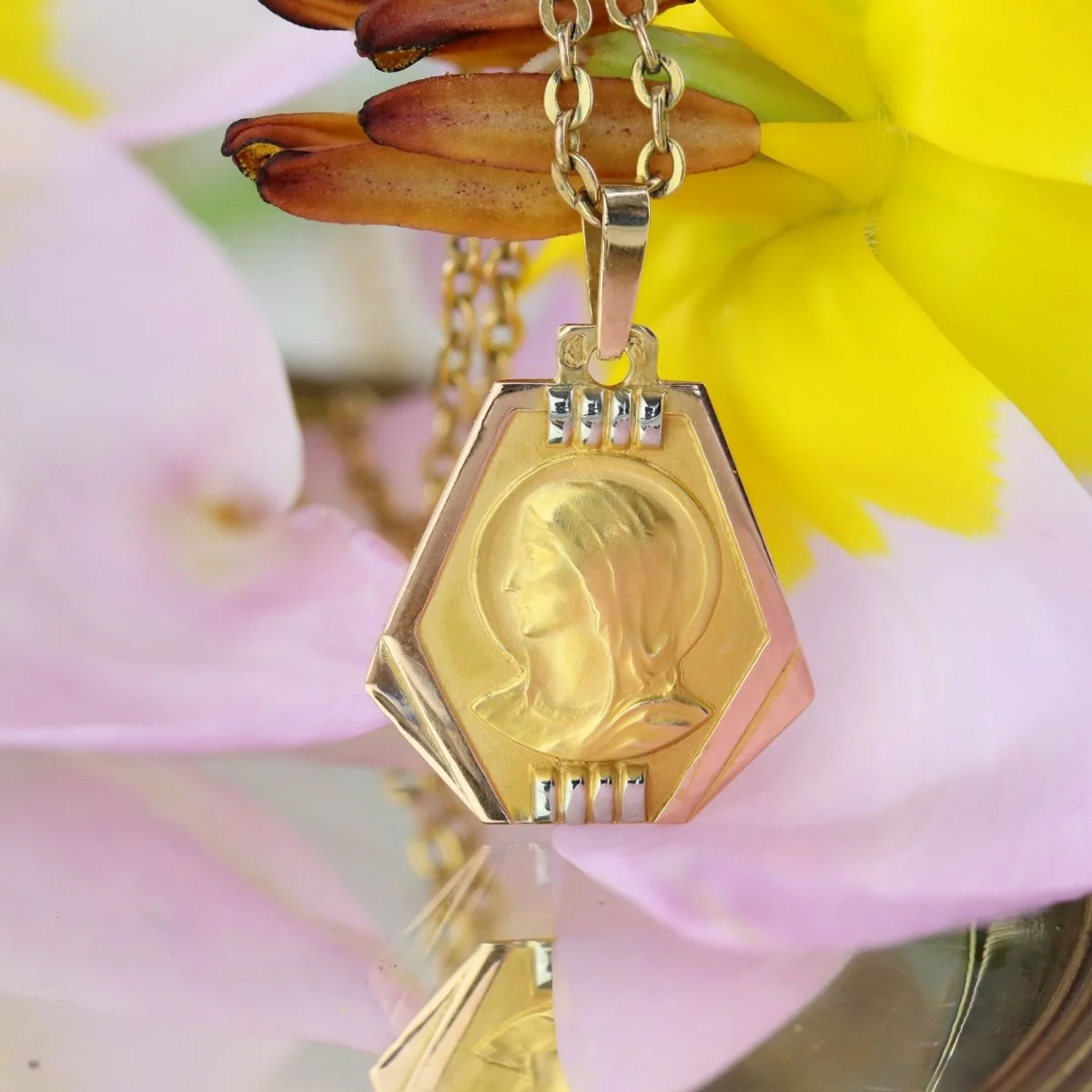 Pendentif Vierge tricolore en or jaune, or rose et or blanc - Image 3