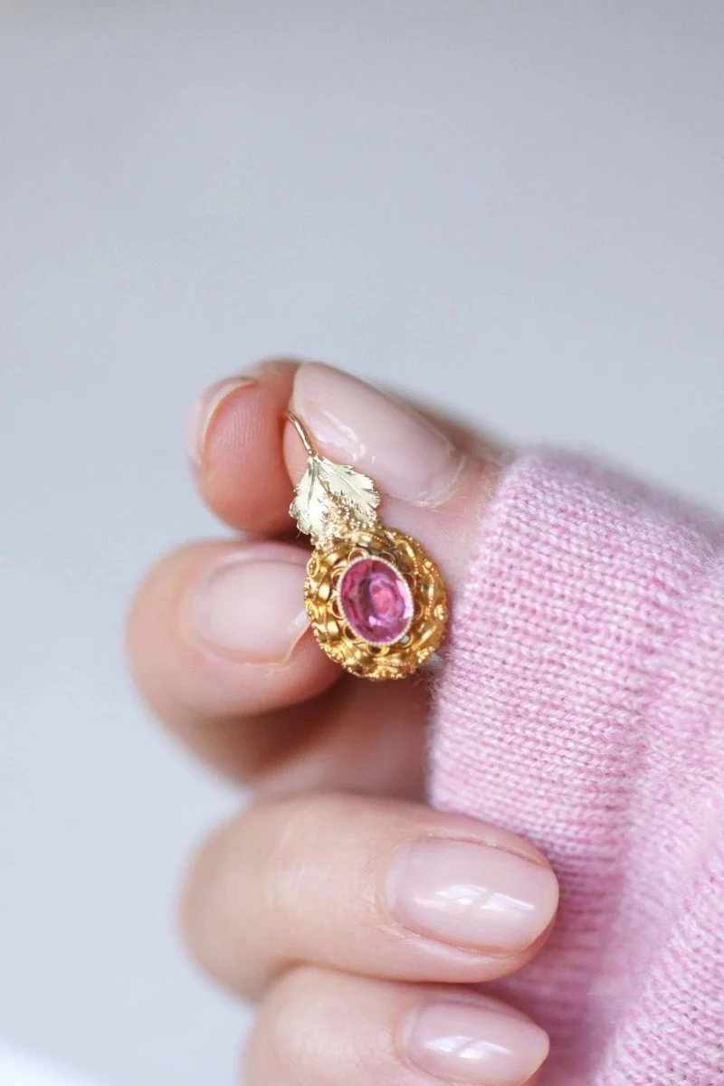 Boucle d'oreille en or jaune et pierre rose - Image 2
