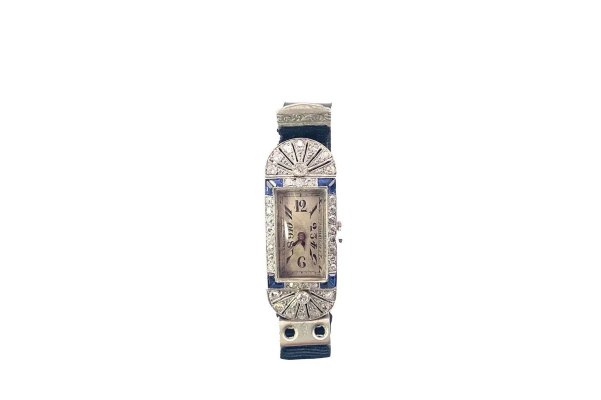 Montre mécanique en or blanc, platine, diamants et saphirs calibrés