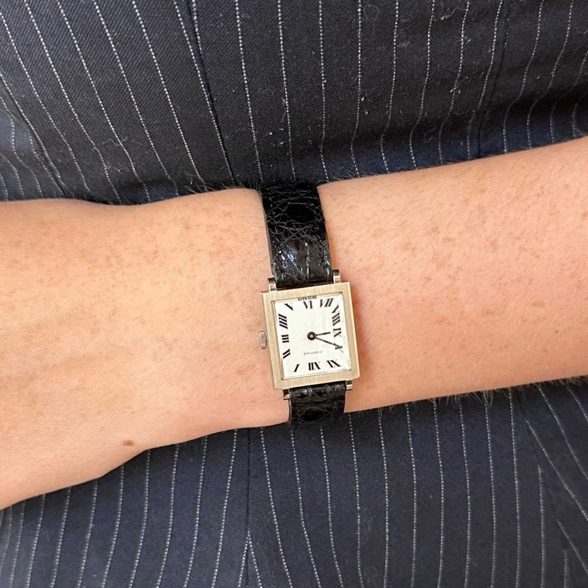 Montre CARTIER en or blanc et cuir - Image 2