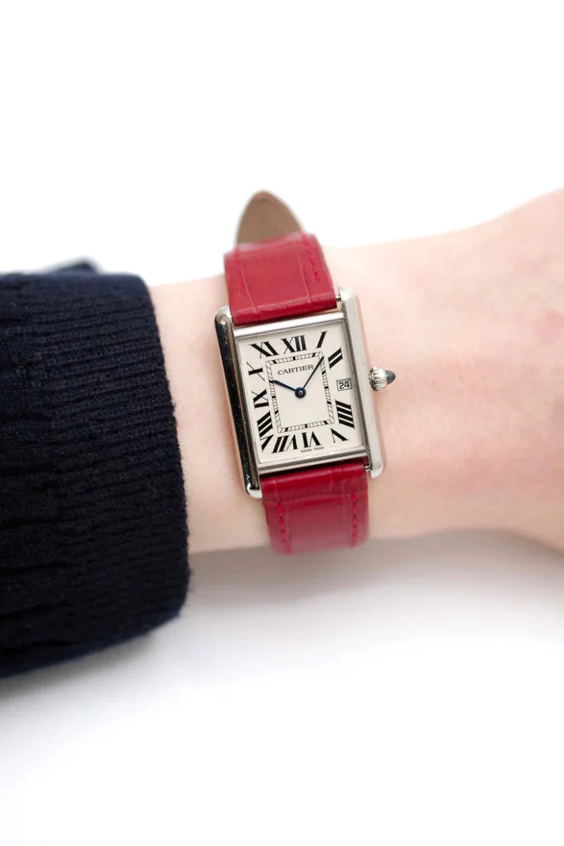 Montre CARTIER "Tank Louis" en or blanc, saphir et cuir - Image 2