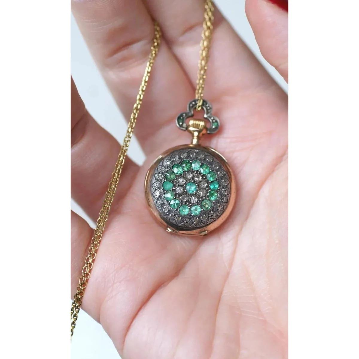 Montre Gousset en or rose, émeraudes et diamants - Image 2