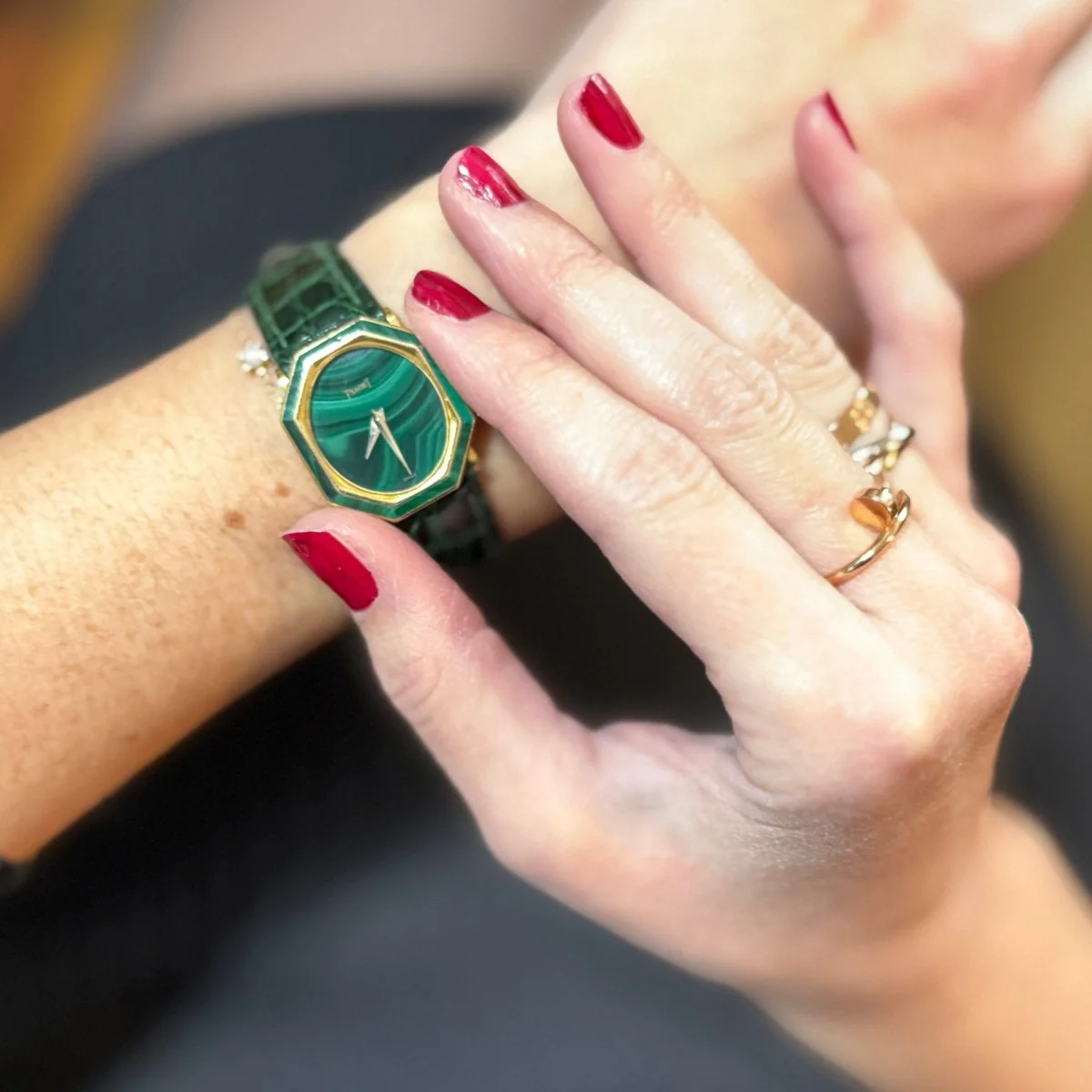 Montre octogonale PIAGET "9341" en or jaune, malachite et cuir - Image 2