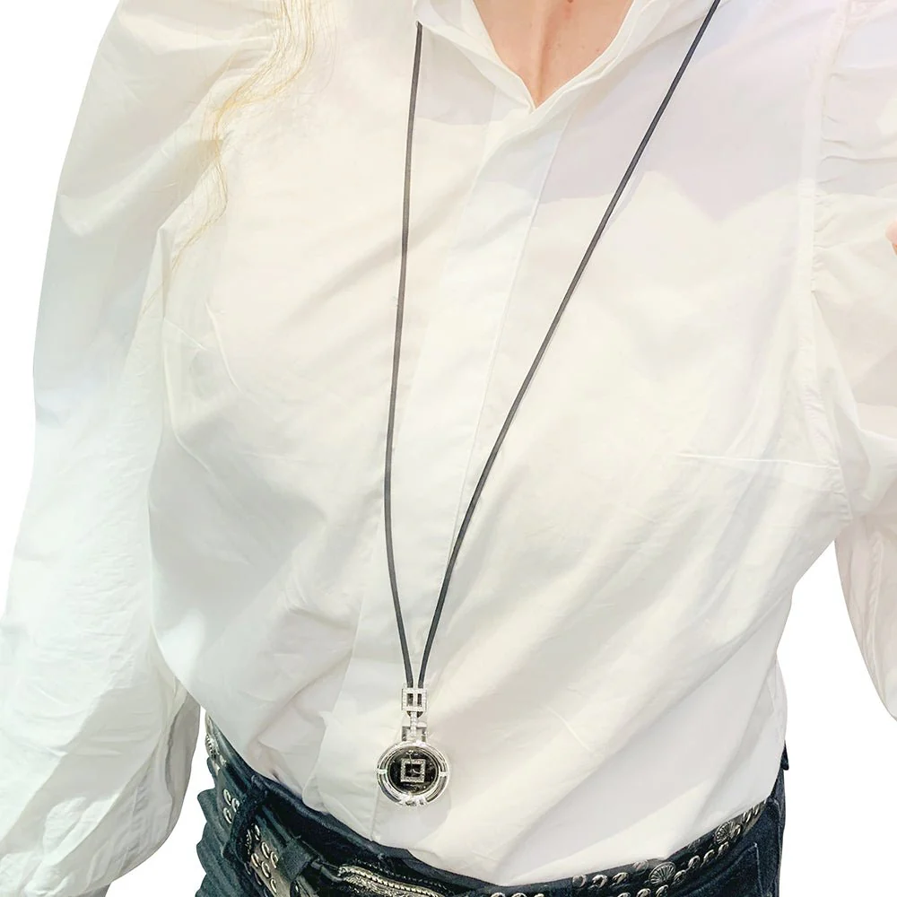 Montre Pendentif CHAUMET "Anneau" en or blanc et diamants - Image 9