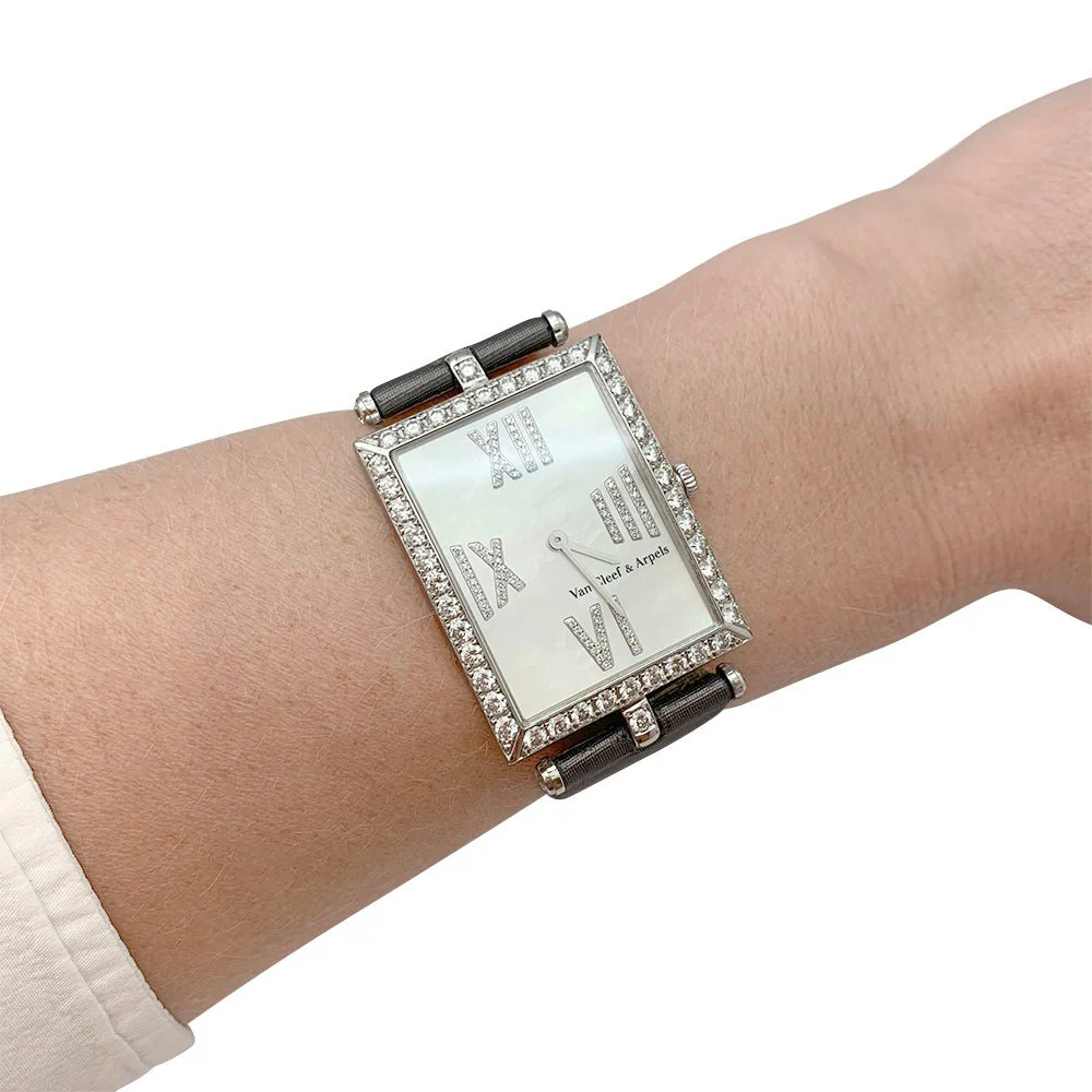 Montre Quartz VAN CLEEF & ARPELS "Classique Arpels" en or blanc, nacre, satin et diamants - Image 2