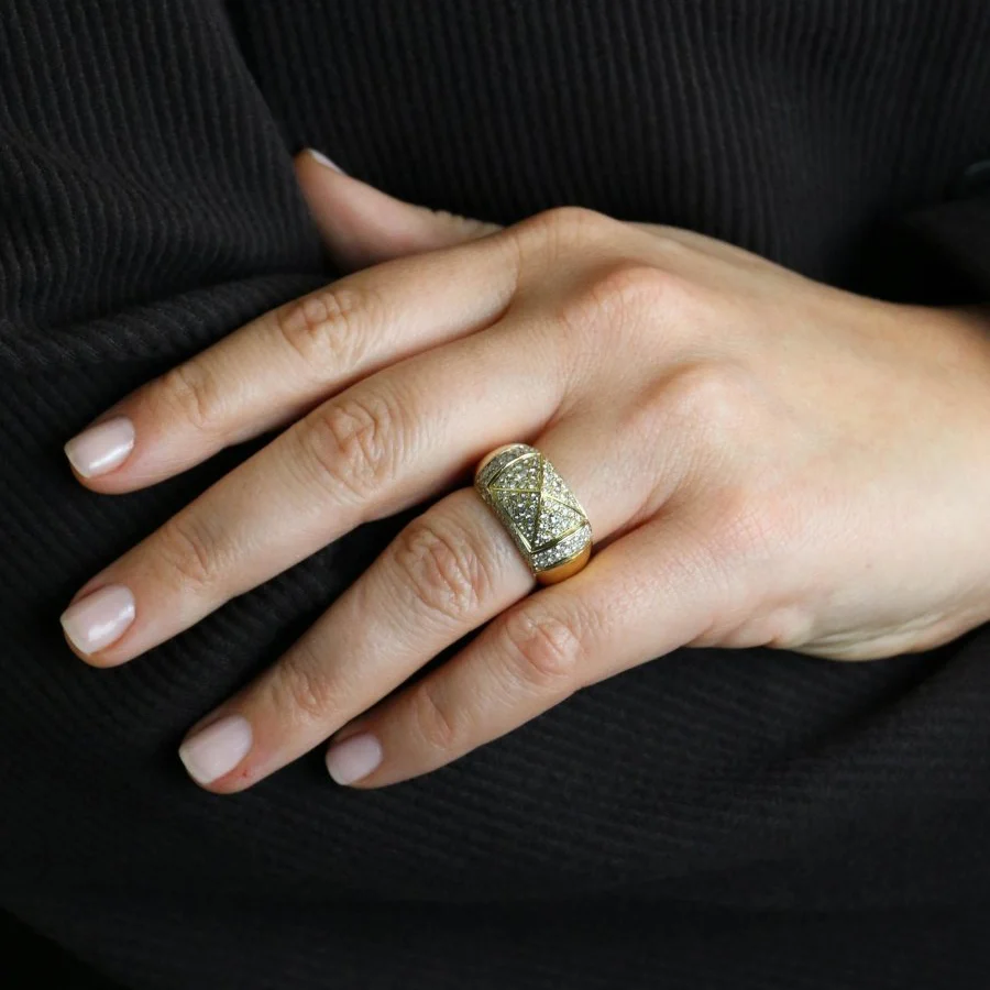 Bague Dôme O.J PERRIN "Pyramide" en or jaune et diamants - Image 2