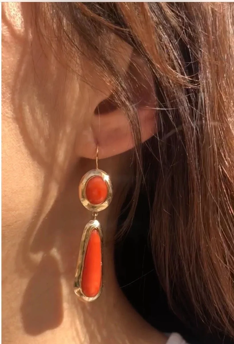 Paire de boucles d'oreilles en corail et or jaune - Image 4